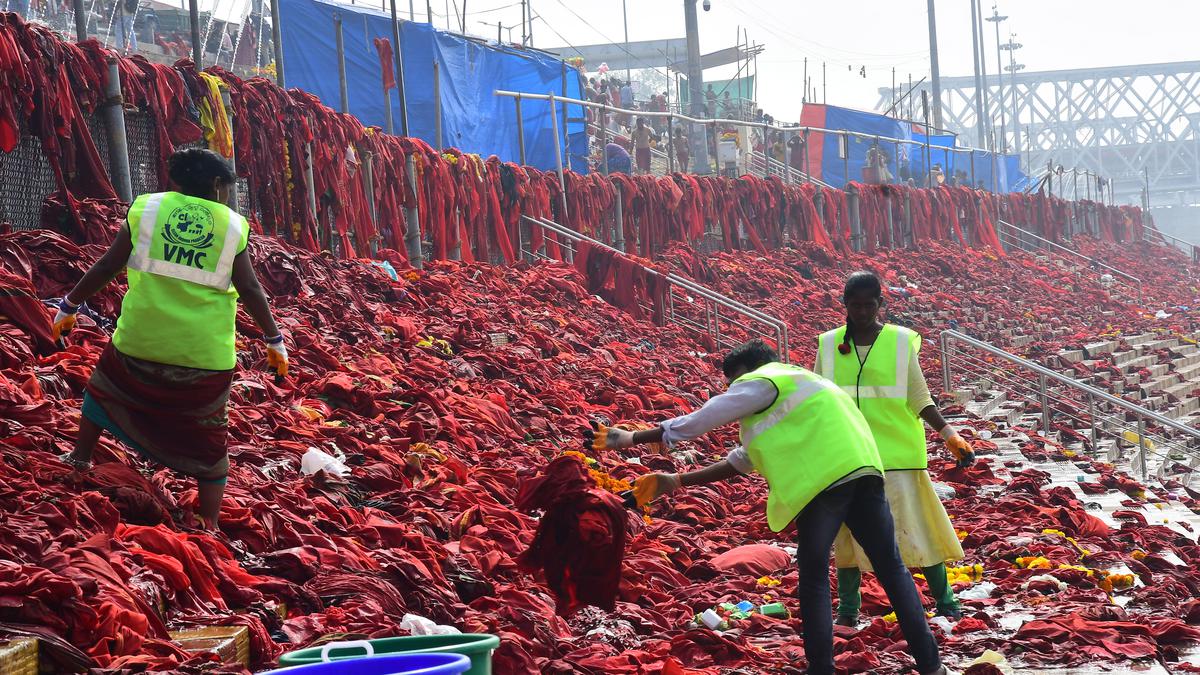 Municipal workers’ strike hits sanitation on ghats in Vijayawada during Bhavani Deeksha relinquishment