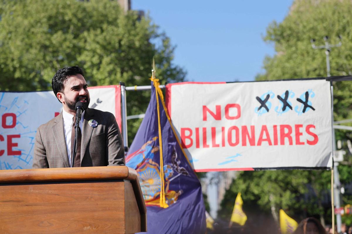 Zohran Mamdani parla ad una manifestazione il Primo Maggio