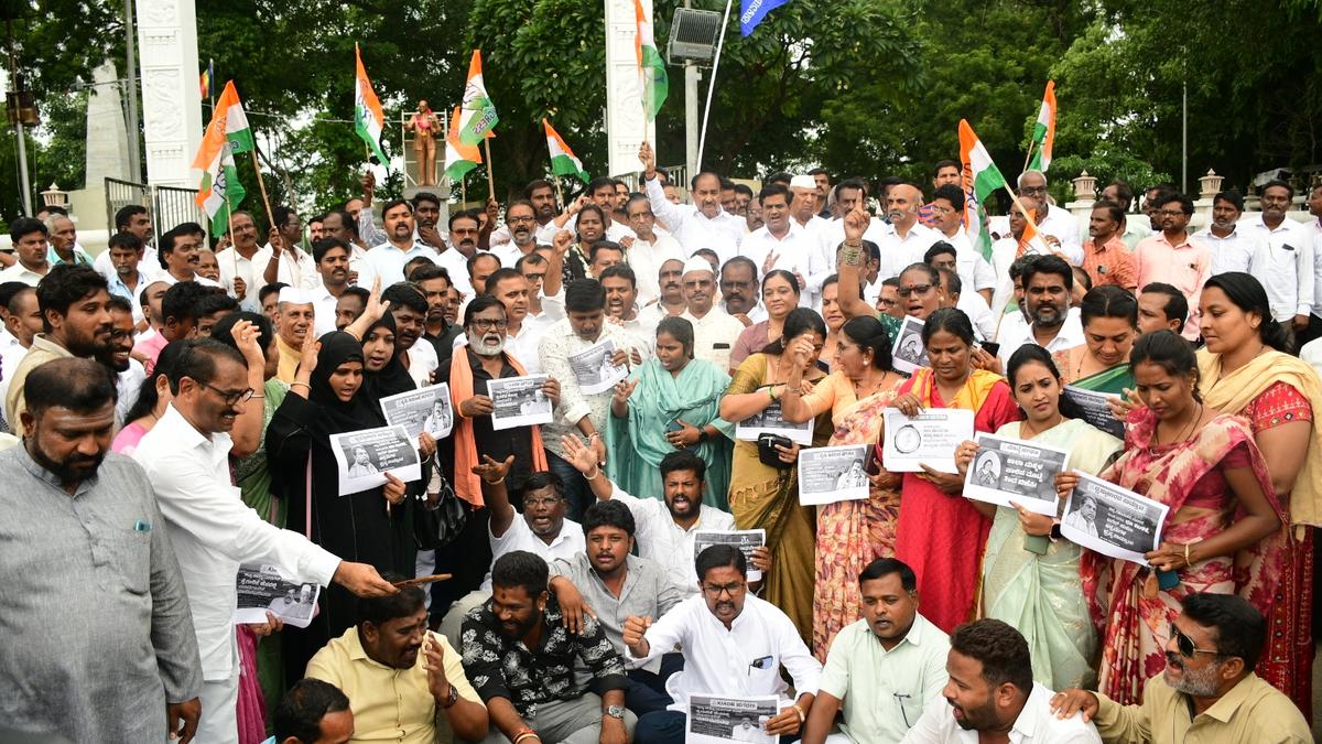 Congress, Kuruba community leaders protest against Governor