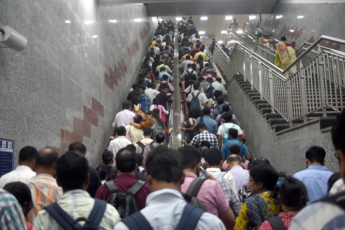 Kolkata Metro Crosses 8 Lakh Daily Ridership, Earns Rs 1.6 Crore from Tickets