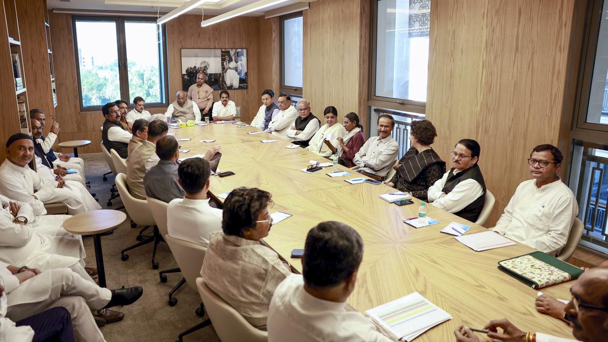 Congress top brass confer on ways to strengthen district committees