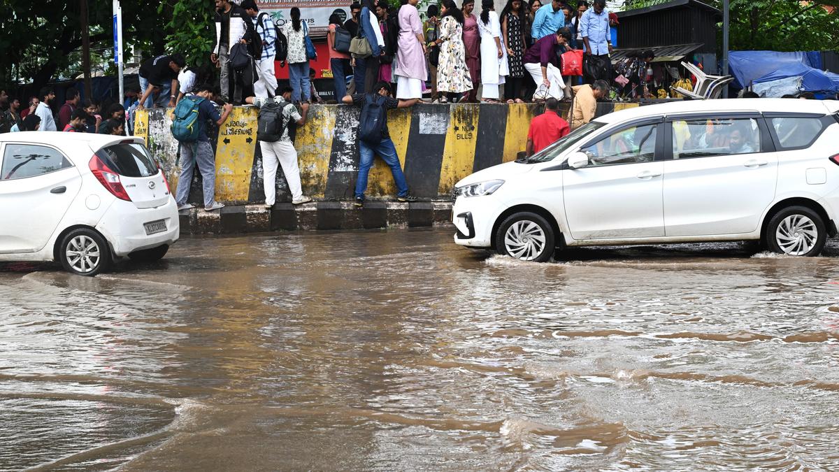 India rains LIVE: Heavy rain lashes in Kerala; IMD issues yellow alert for 10 districts