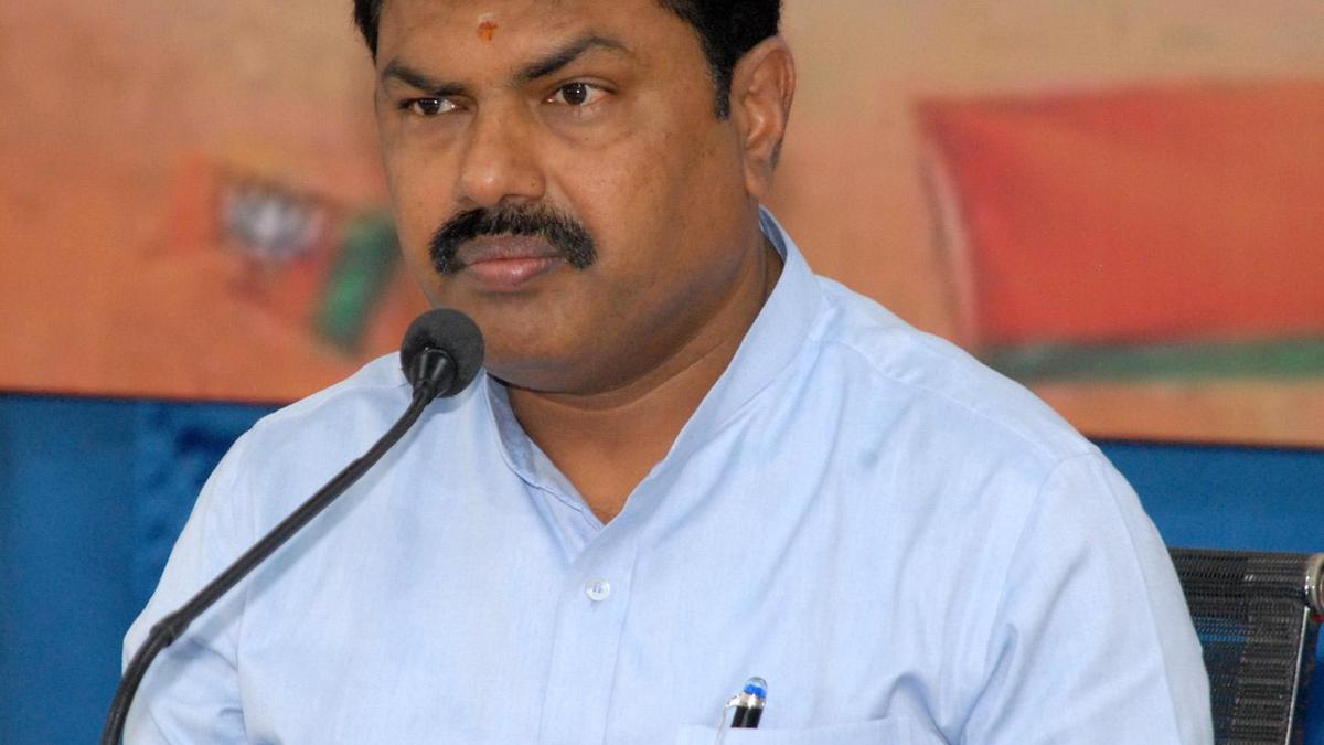 Shivamogga MP meets Pradhan, seeks funds for hostel in Kuvempu University
