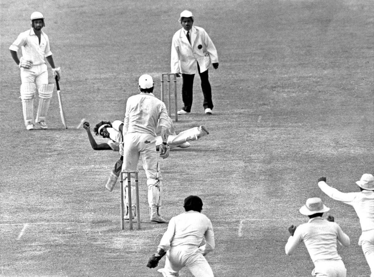 ऐतिहासिक क्षण: श्रीलंका की पहली टेस्ट जीत में रत्नायके ने नौ विकेट लिए, जिसमें कपिल देव का मैच समाप्त करने वाला आउट भी शामिल था।