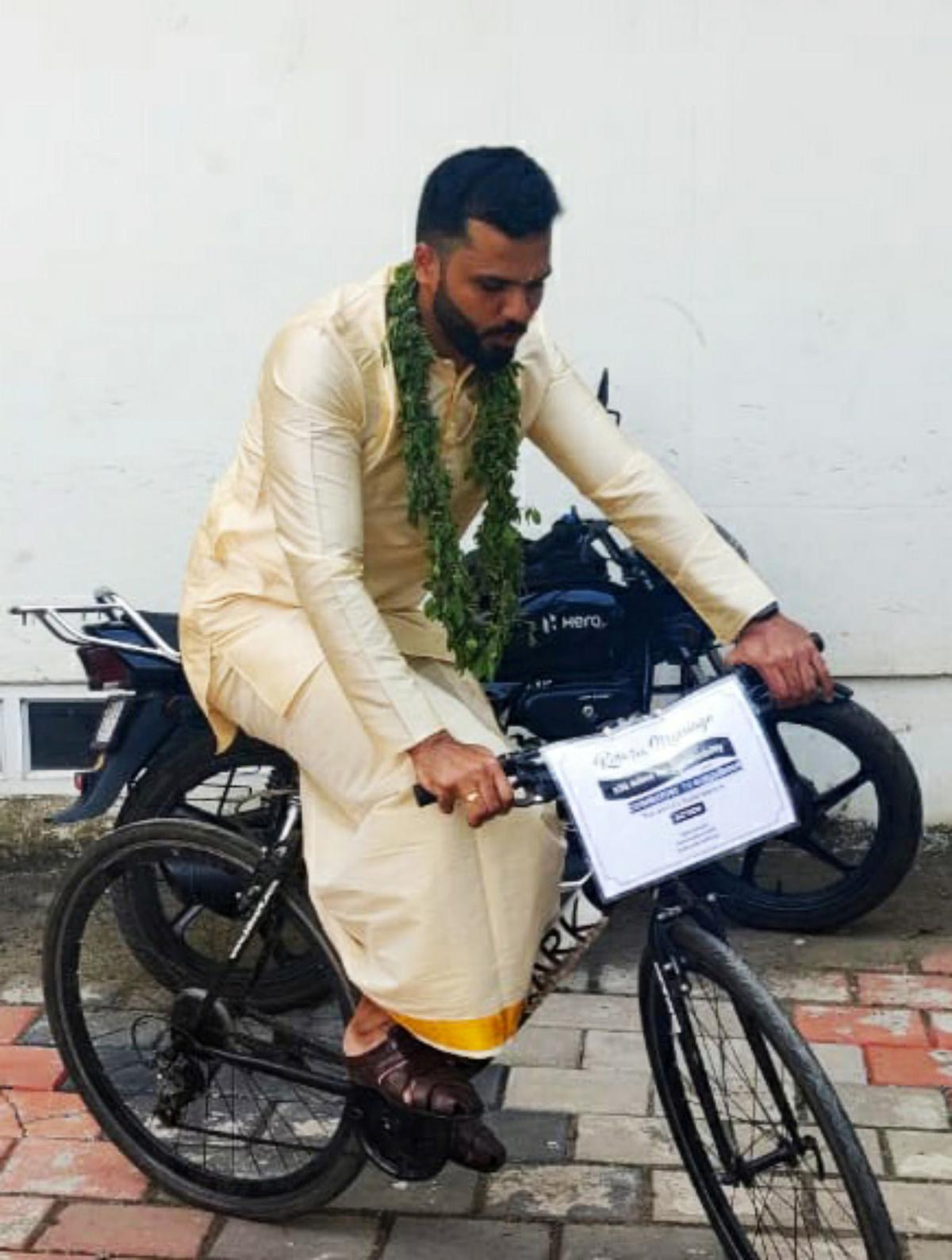 Bridegroom rides bicycle from Coimbatore till marriage venue at Guruvayur    