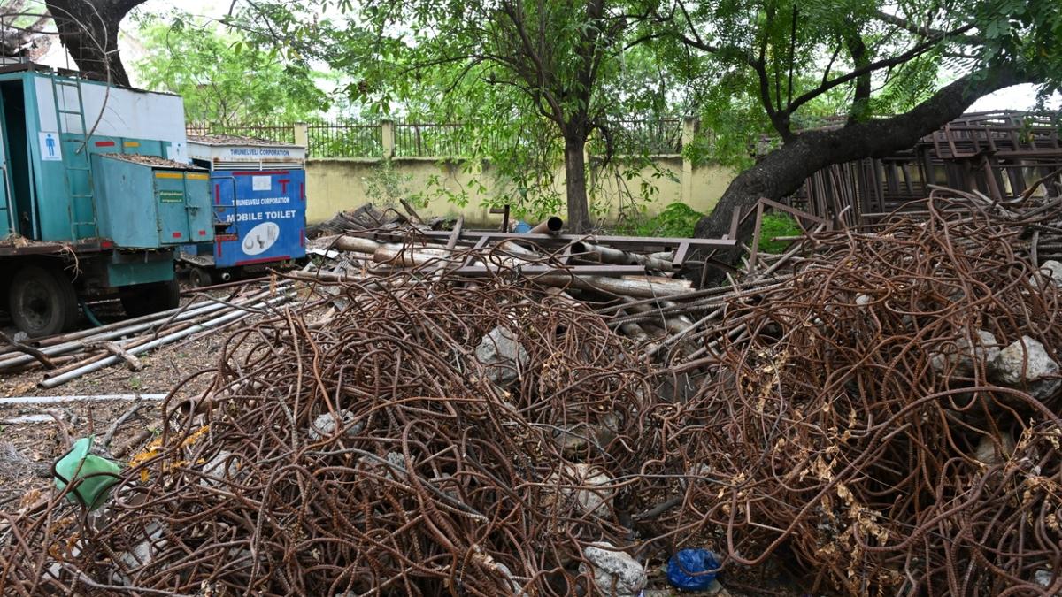 Cleanliness pledge administered as  mounds of scrap lie forgotten behind Tirunelveli Corporation office
