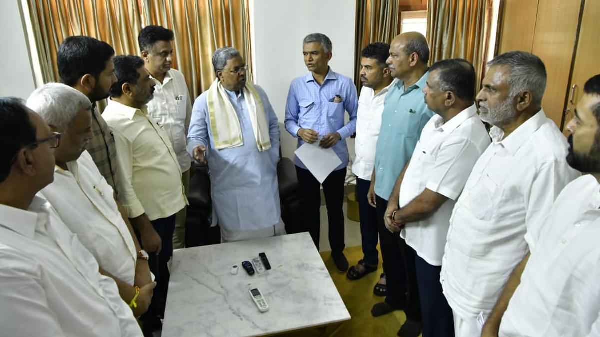 Ministers, Congress legislators meet Siddaramaiah, seek SIT probe into charges against Munirathna