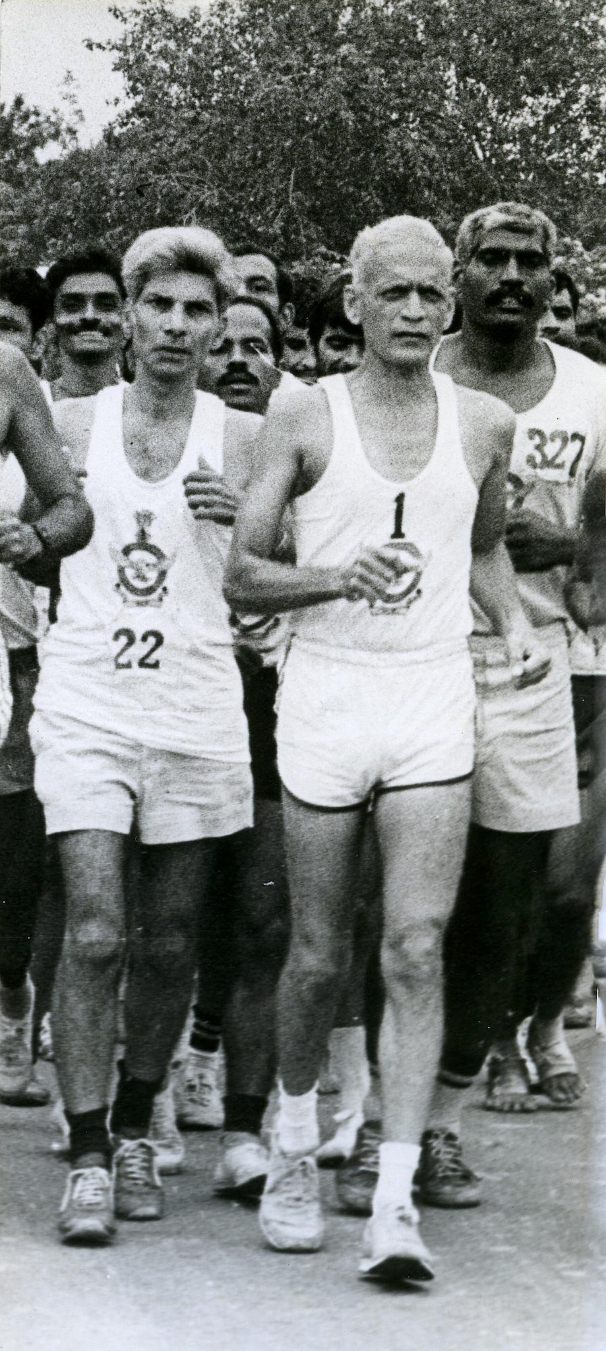 Runathon: The enthusiastic bunch of runners headed by Air Marshal P. V. Iyer (No. 1) reaching the finishing point at Delhi after a four-day jog from Agra. 
PHOTO: THE HINDU ARCHIVES