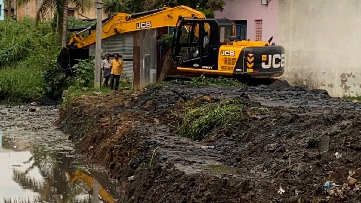 Drive to remove encroachments along ‘Raja Vaikkal’ in Theni begins again; govt sanctions ₹34 lakh for building culvert near Old Bus Stand: Collector