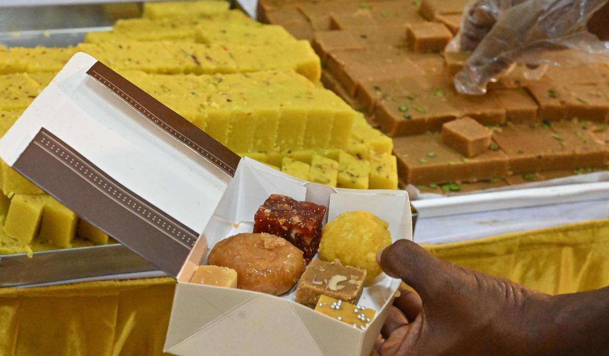 घी, गाजर और बादाम के विकल्प में मैसूरपा उनके सबसे ज्यादा बिकने वाले उत्पादों में से हैं। घी, गाजर और बादाम के विकल्प में मैसूरपा उनके सबसे ज्यादा बिकने वाले उत्पादों में से हैं।