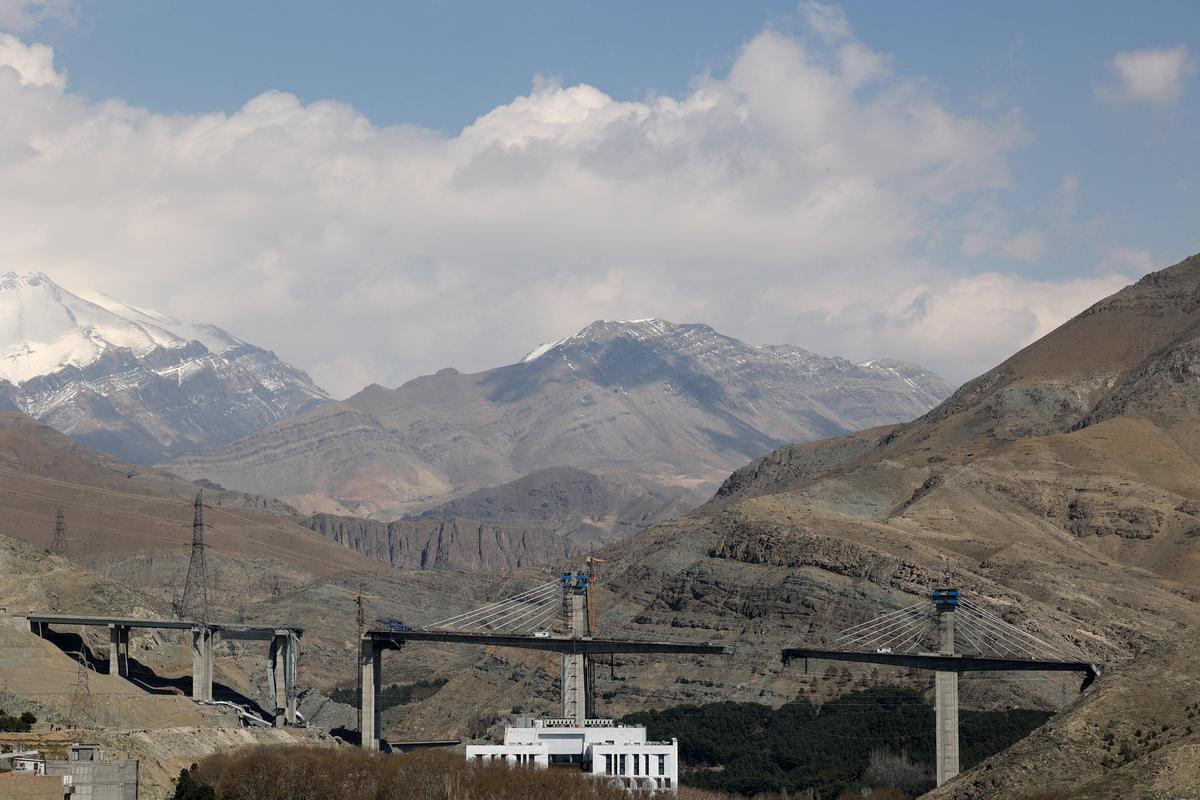 3 अप्रैल, 2026 को ईरान के कर्ज में अमेरिका-इजरायल के बीच संघर्ष जारी रहने के कारण बी1 पुल एक हमले से क्षतिग्रस्त हो गया।