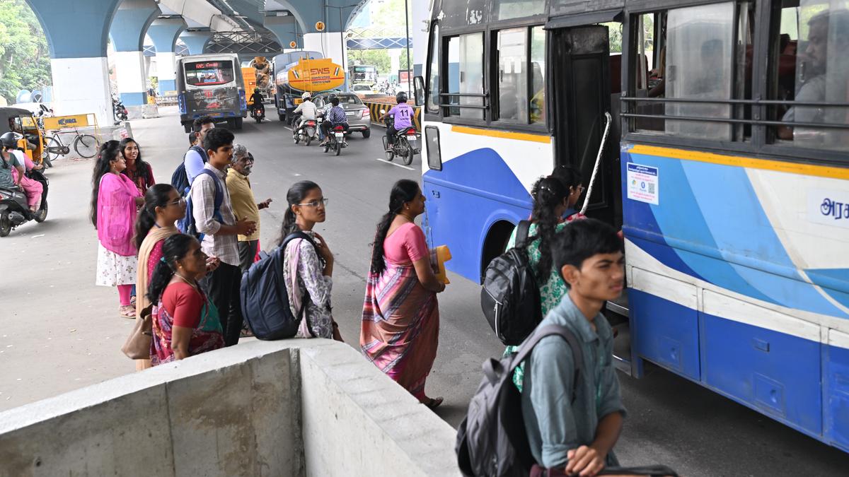 Coimbatore Corporation faces delays in setting up bus shelters on Avinashi road