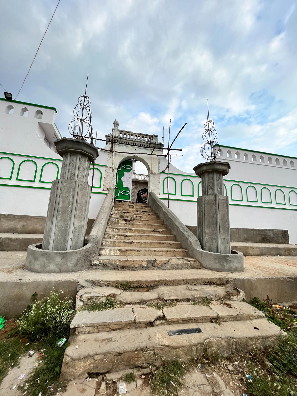 The entrace to the dargah
