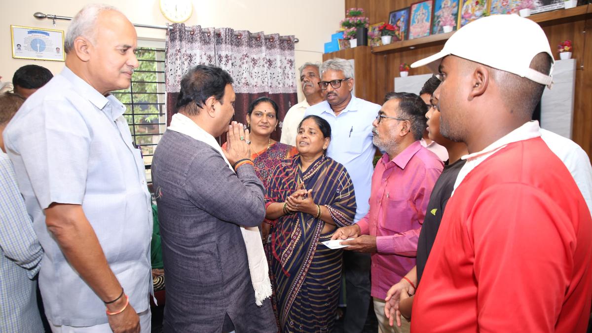 Compensation cheque for ₹10 lakh given to family of man buried alive