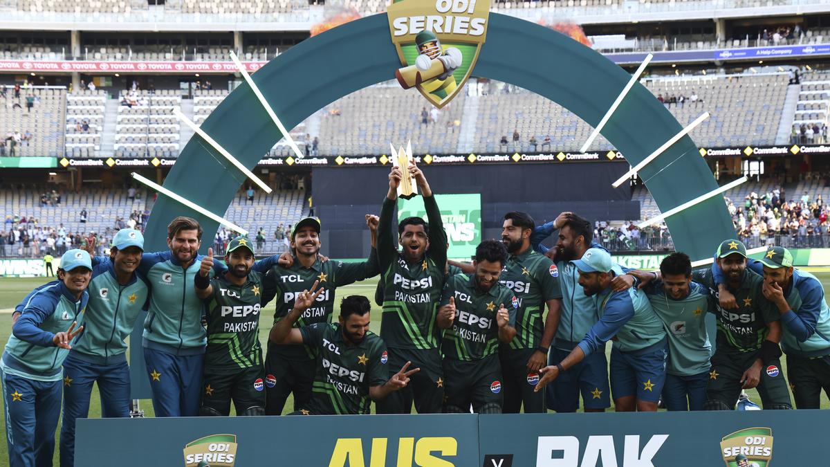 Pakistan beats Australia by 8 wickets to clinch ODI series by 2-1