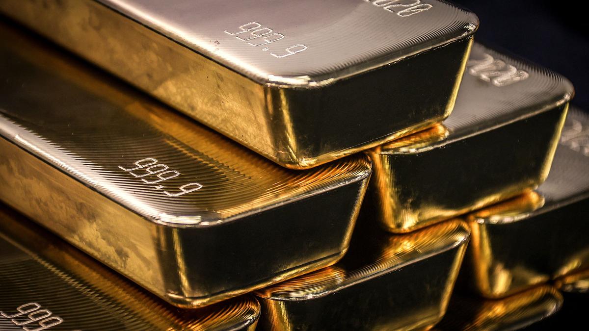Gold hits ₹1.3 lakh/10 g, breaches ,100/ounce in global markets