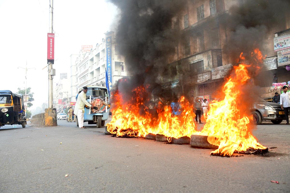 मंगलवार को बंद को चिह्नित करने के लिए कालाबुरागी में प्रदर्शनकारियों ने टायर जलाए।