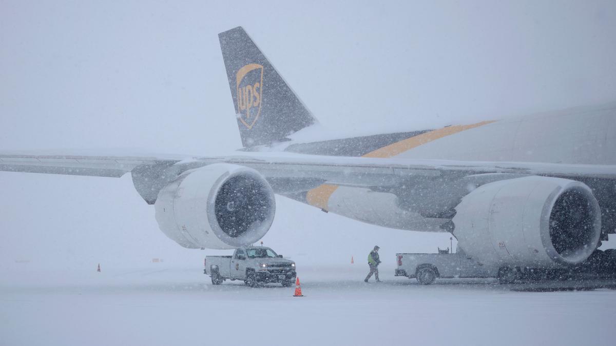 Winter storm hits central U.S., barrels toward Washington