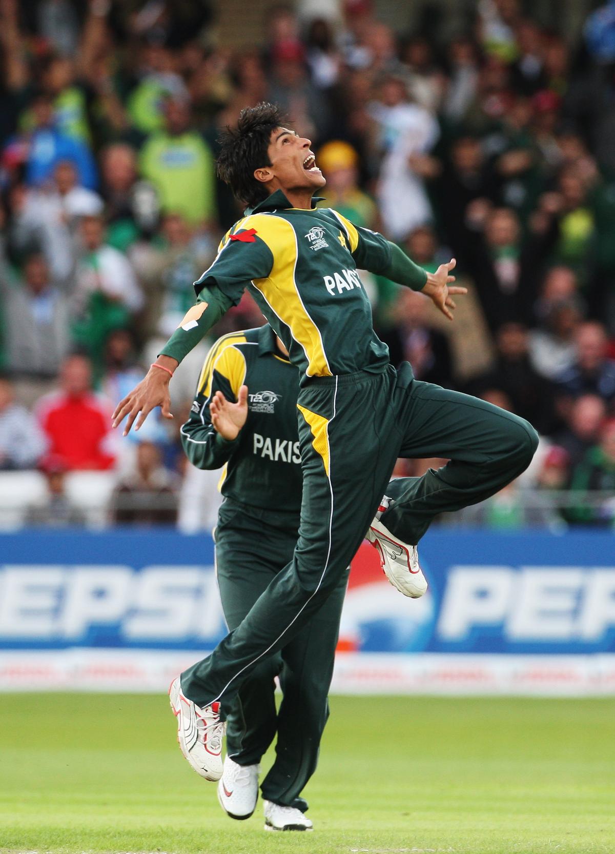 Pakistan celebrates the wicket of Graeme Smith of South Africa during the ICC World Twenty20 semifinal between against South Africa at Trent Bridge on June 18, 2009 