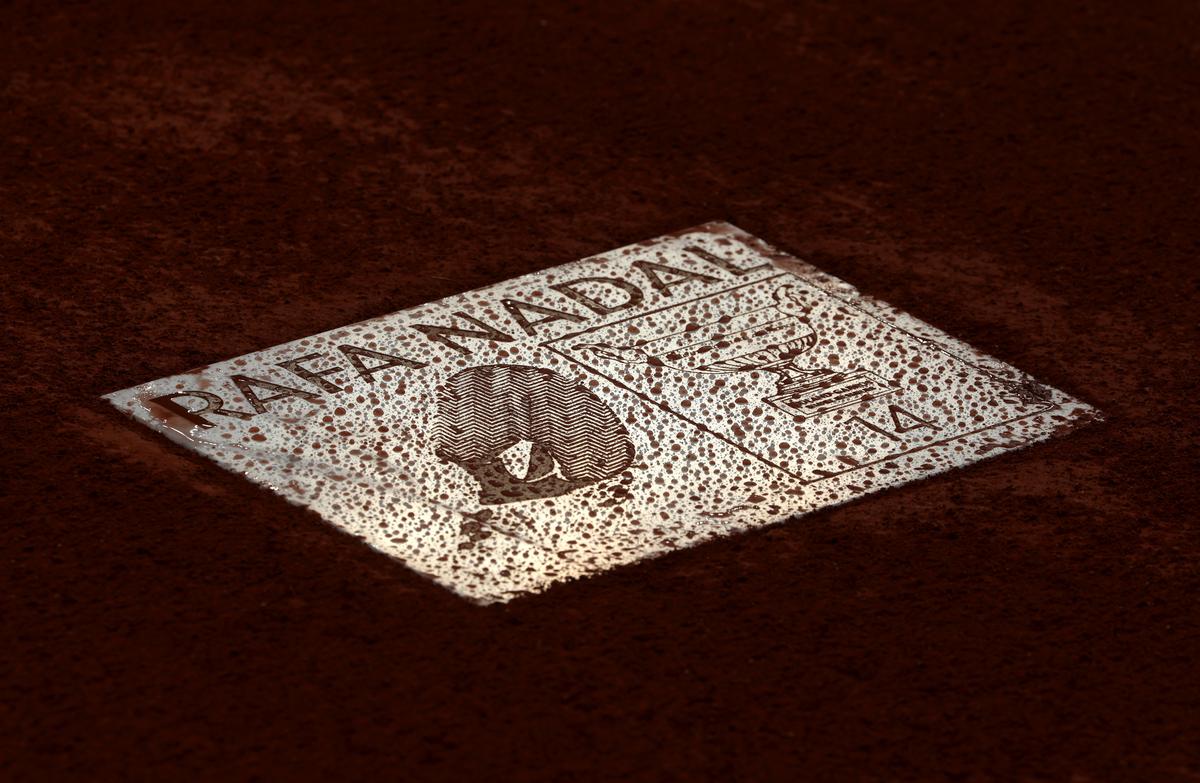 Pemandangan plakat di pengadilan yang didedikasikan untuk Rafael Nadal selama upacara yang diadakan untuk menghormatinya pada hari pertama tahun 2025 Open Open di Roland Garros pada 25 Mei 2025 di Paris, Prancis. Pemandangan plakat di pengadilan yang didedikasikan untuk Rafael Nadal selama upacara yang diadakan untuk menghormatinya pada hari pertama tahun 2025 Open Open di Roland Garros pada 25 Mei 2025 di Paris, Prancis.