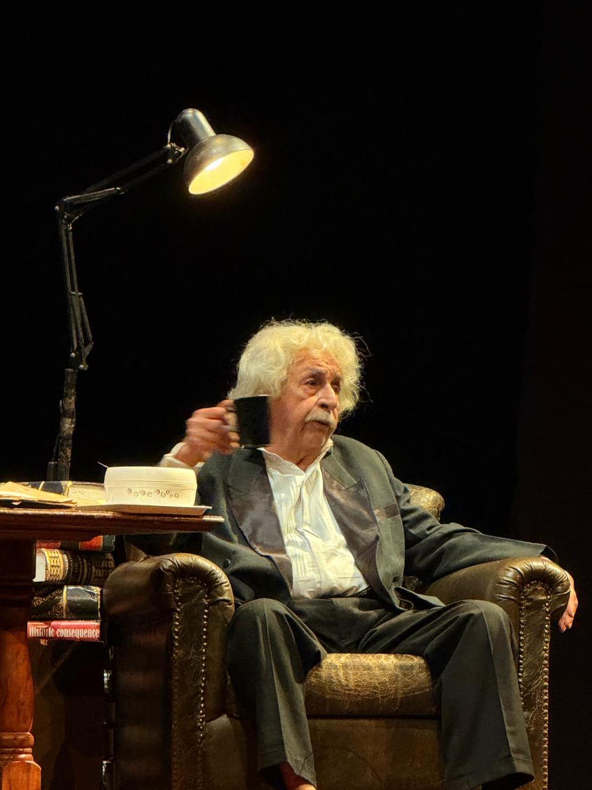 नाटक 'इस्मत आपा के नाम' के एक दृश्य में नसीरुद्दीन शाह नाटक 'इस्मत आपा के नाम' के एक दृश्य में नसीरुद्दीन शाह