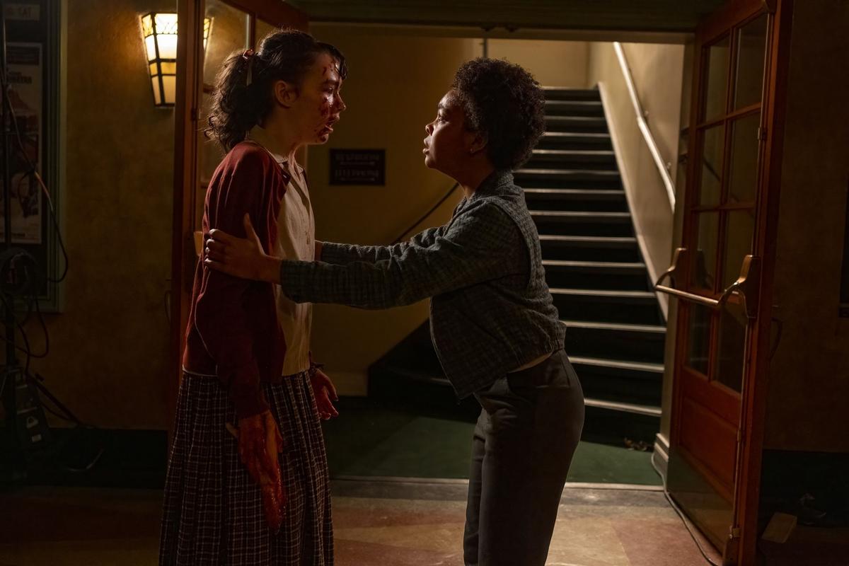 'इट - वेलकम टू डेरी' में क्लारा स्टैक और अमांडा क्रिस्टीन 'इट - वेलकम टू डेरी' में क्लारा स्टैक और अमांडा क्रिस्टीन