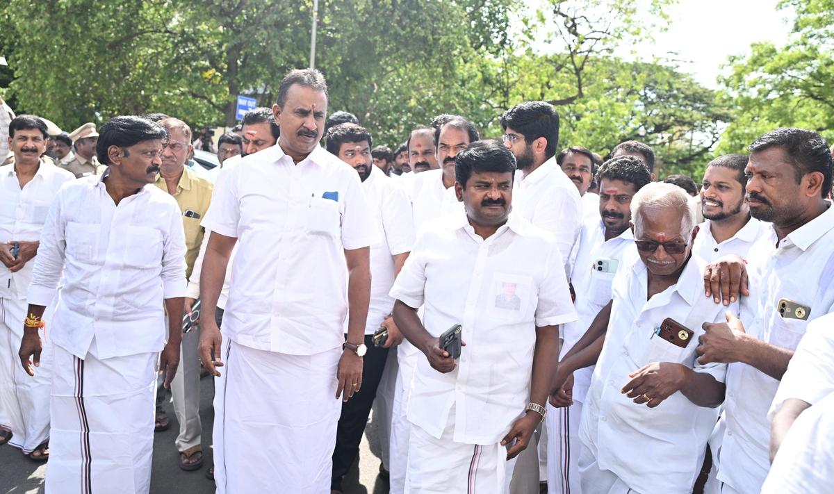 O grupo rival de eleitos do AIADMK MLA liderado por SP Velumani e C. Vijayabaskar chega ao Secretariado em Chennai para prestar juramento como MLAs em 11 de maio de 2026