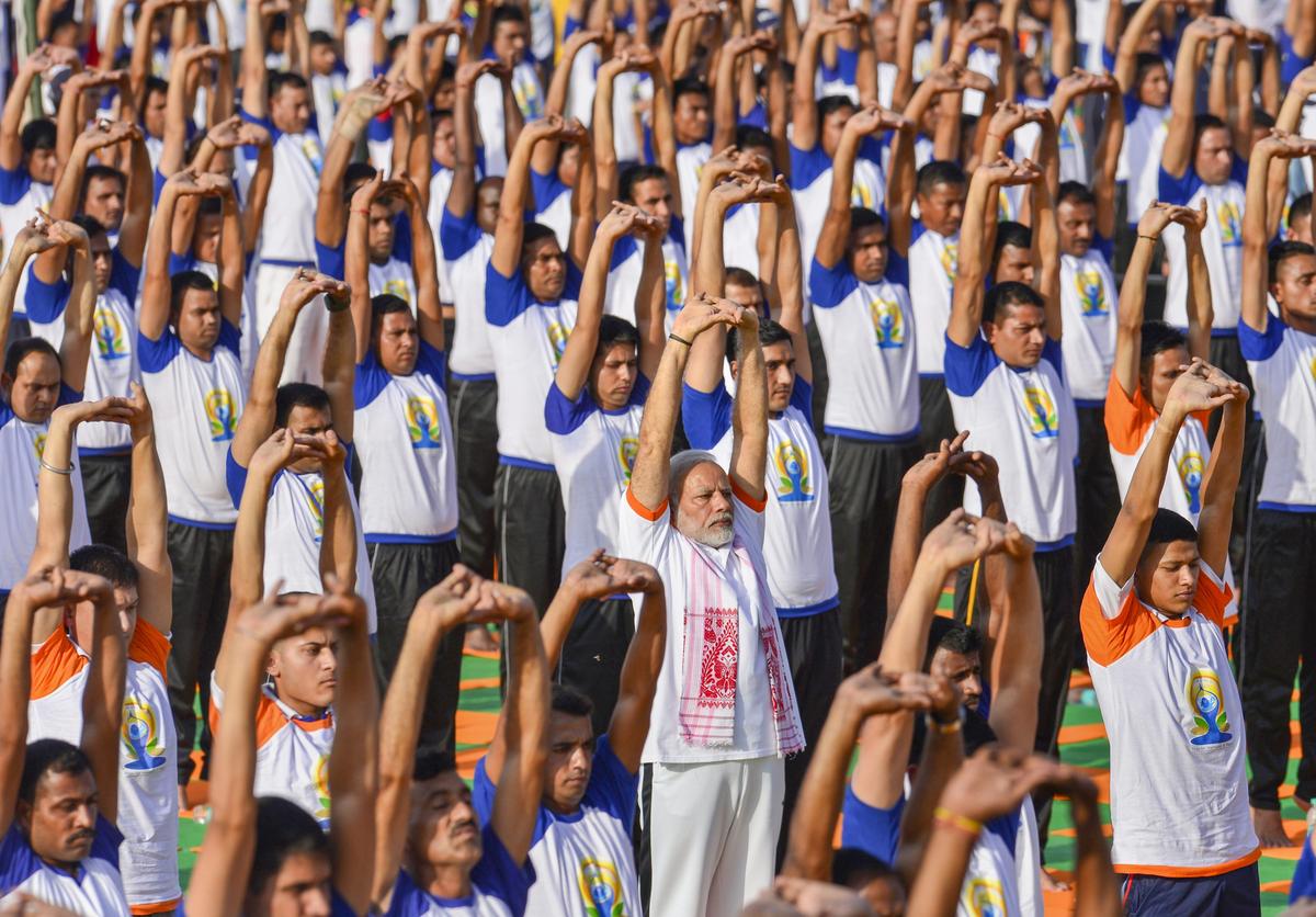 O primeiro -ministro Narendra Moody Yoga se apresenta ao lado de outros durante um evento coletivo de ioga no quarto Dia Internacional do Yoga no Instituto FBI (FRI) em Dahdon. O primeiro -ministro Narendra Moody Yoga se apresenta ao lado de outros durante um evento coletivo de ioga no quarto Dia Internacional do Yoga no Instituto FBI (FRI) em Dahdon.