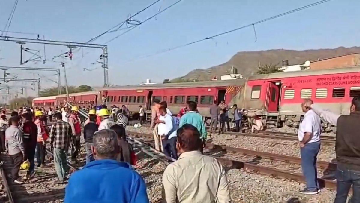 4 coaches of Sabarmati-Agra superfast train derail in Rajasthan's Ajmer, no casualty