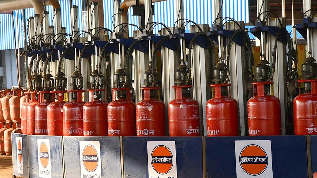 Govt asks refiners to maximise LPG production, OMCs to prioritise supply to domestic consumers