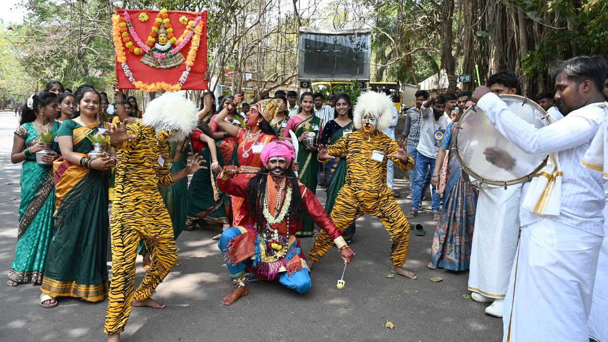 Sahyadri Utsav begins at Kuvempu University; students take out colourful cultural march