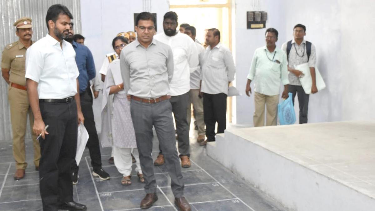 Lok Sabha polls | General observer inspects counting centre in Erode