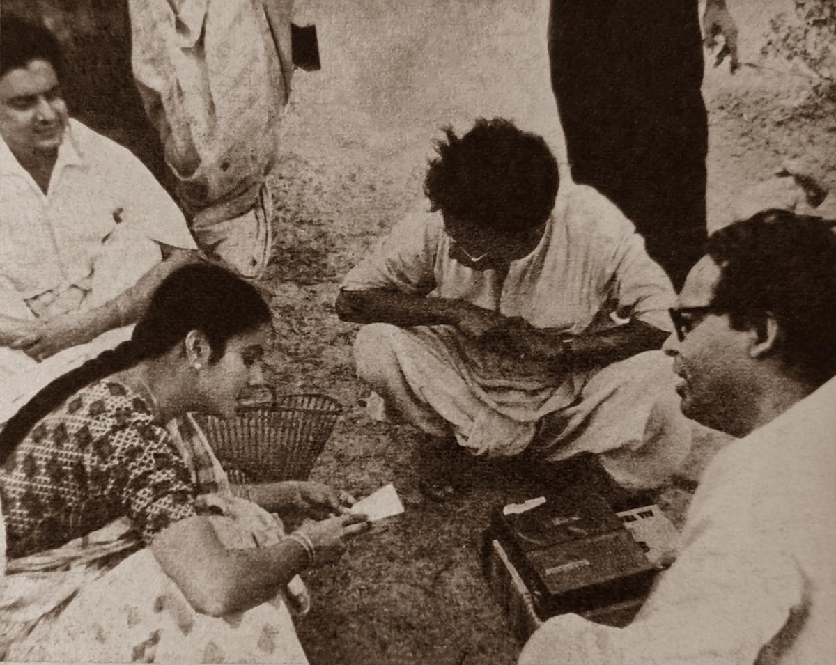 O ator Madhabi Mukherjee (extrema esquerda) com o diretor Ghatak (extrema direita) nos sets de ‘Subarnarekha’. O ator Madhabi Mukherjee (extrema esquerda) com o diretor Ghatak (extrema direita) nos sets de ‘Subarnarekha’.