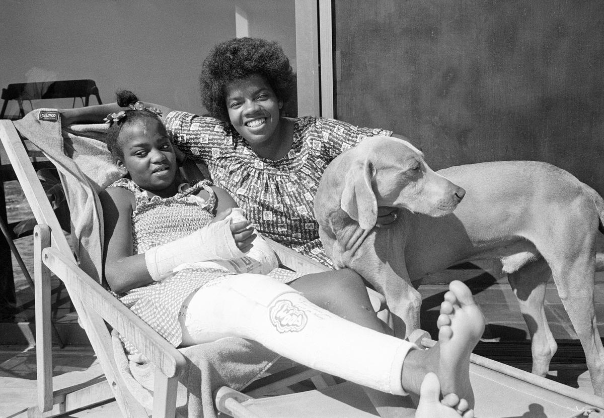 Danielle Spencer (L) and Cheryl Pelt rest at home in Malibu, California, after Spencer’s release from Santa Monica Hospital in September 1977.