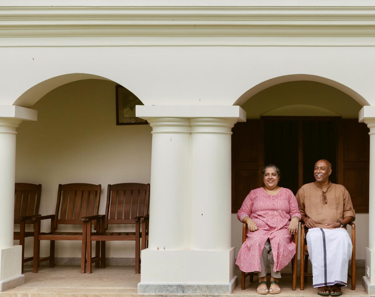 निर्वारी मालिकों और मेजबान आरआईए और जोसेफ चकोला।