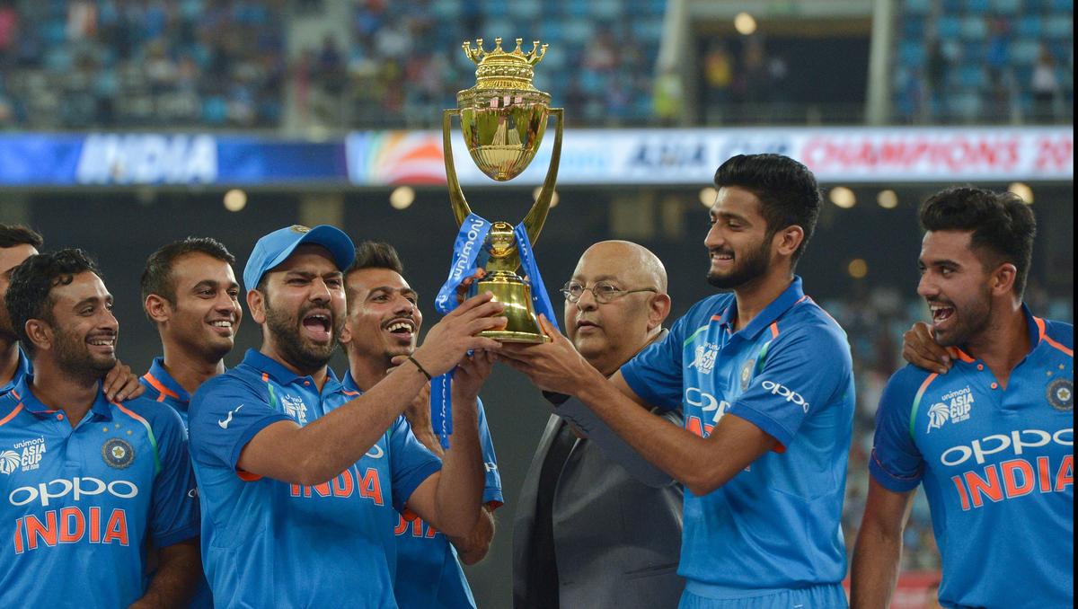 Promesa temprana: después de haber capitaneado a India por primera vez en 2017, Rohit, reemplazando a Kohli, demostró su valía al llevar a India al título de la Copa Asia en 2018. Promesa temprana: después de haber capitaneado a India por primera vez en 2017, Rohit, reemplazando a Kohli, demostró su valía al llevar a India al título de la Copa Asia en 2018.