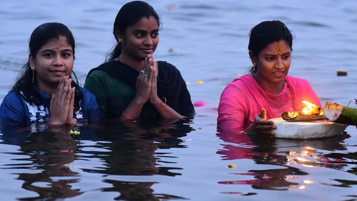 Andhra Pradesh| Devotees throng bathing ghats on banks of Krishna river on Karthika Pournami