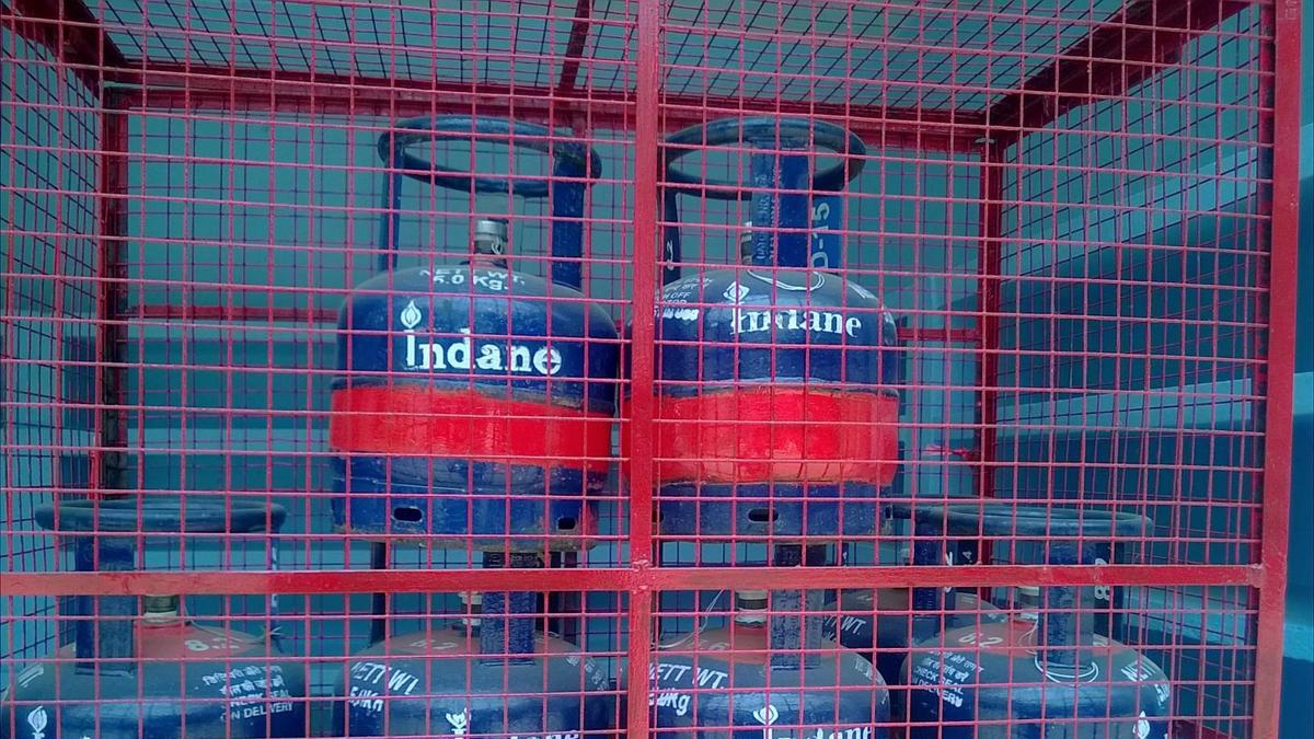 Petroleum Ministry doubles allocation of small cylinders for migrant workers in all States