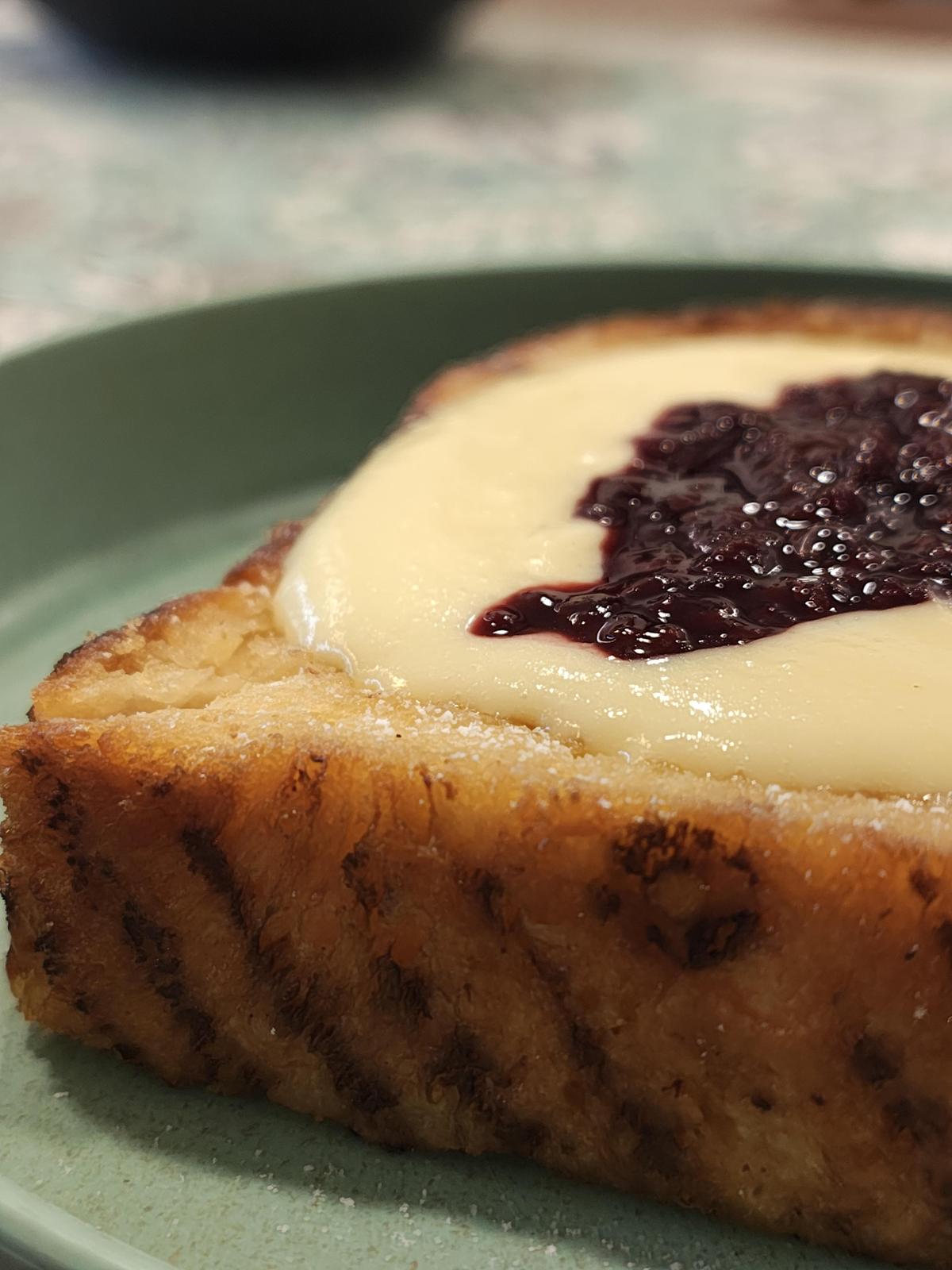 Blackberry vanilla toast at Inippu