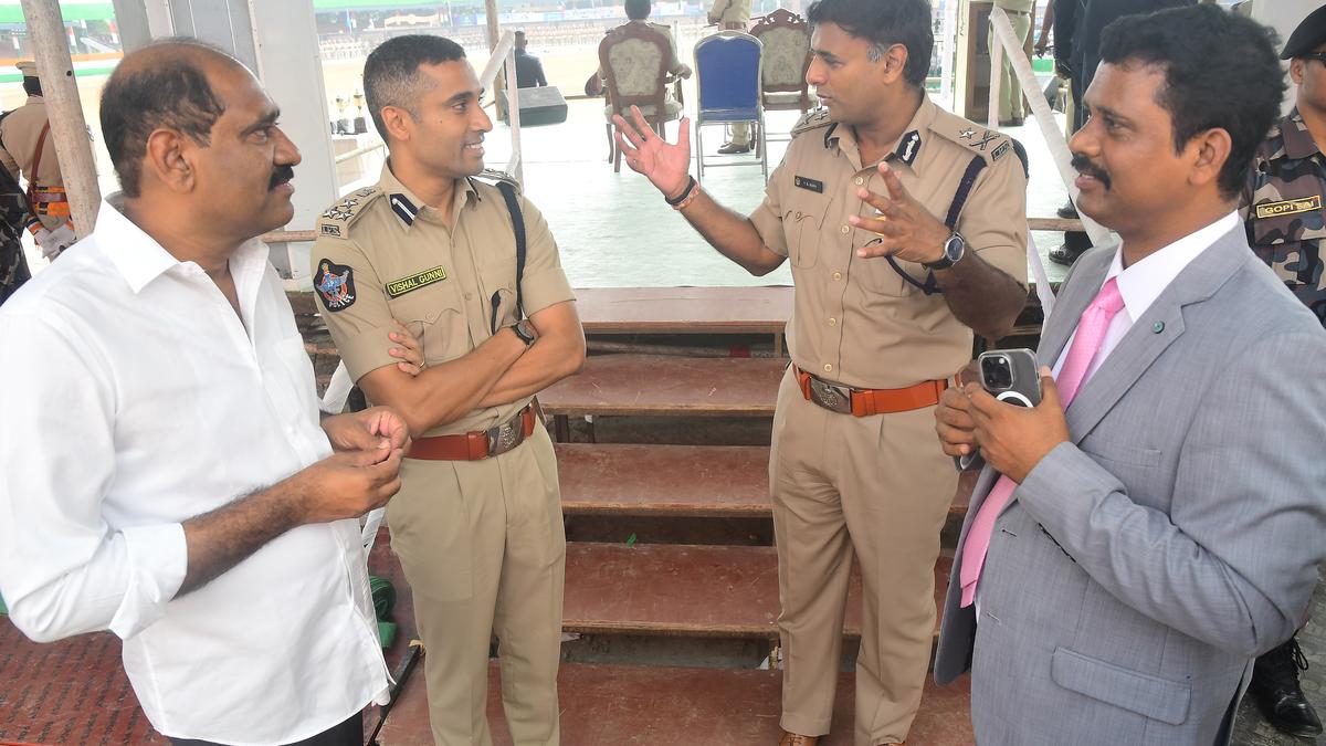 Police Commissioner reviews security for R-Day, imposes traffic restrictions