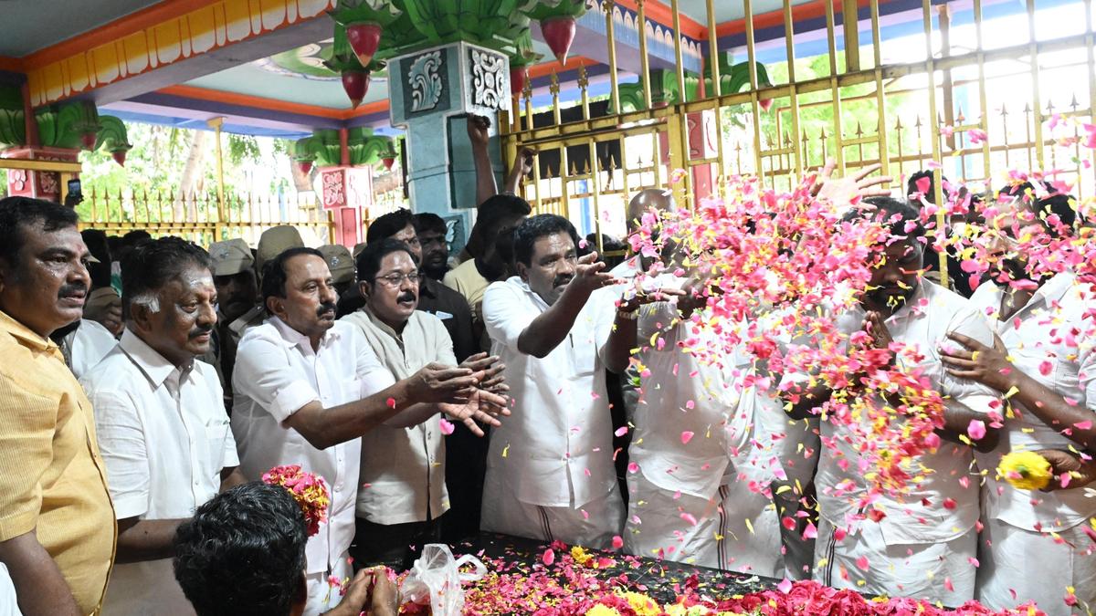 Sengottaiyan meets expelled AIADMK leaders Panneerselvam,  Dhinakaran, and Sasikala