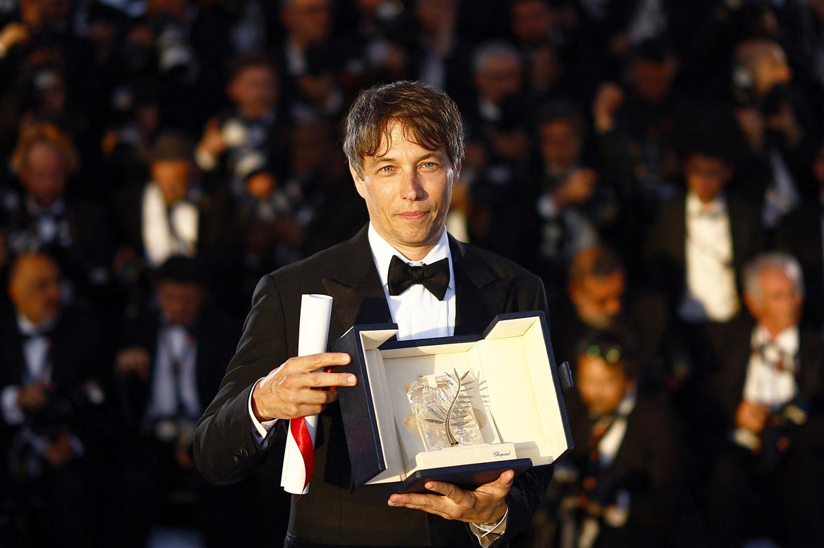 Director Sean Baker, Palme d’Or award winner for the film ‘Anora’, poses during a photocall after the closing ceremony of the 77th Cannes Film Festival