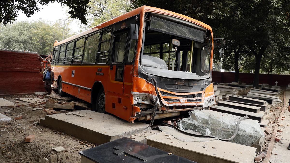 Cluster bus rams into cemetery wall in Khan Market, driver held