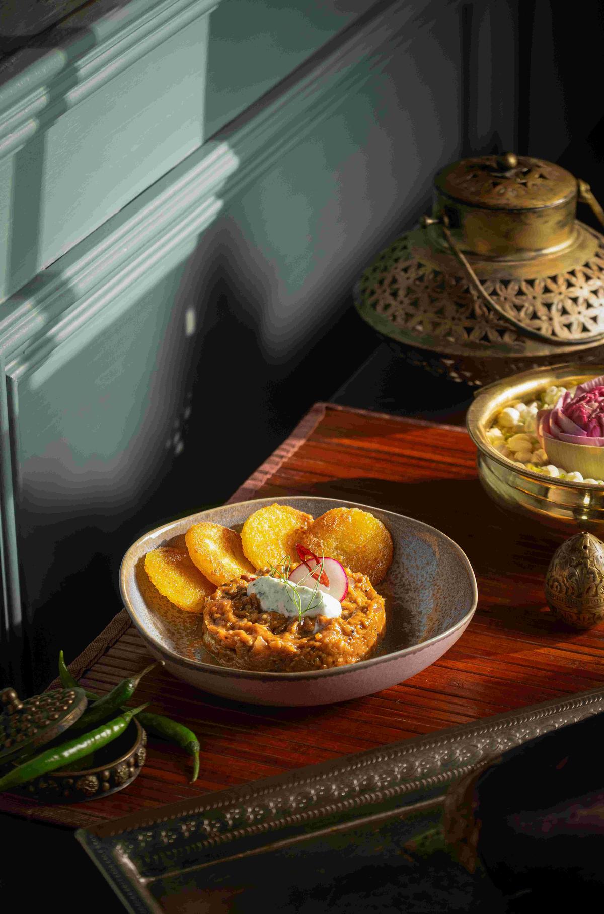 Pogabettina Mettani Vankaya (smoked aubergine) with a crusty thatte idli Pogabettina Mettani Vankaya (smoked aubergine) with a crusty thatte idli
