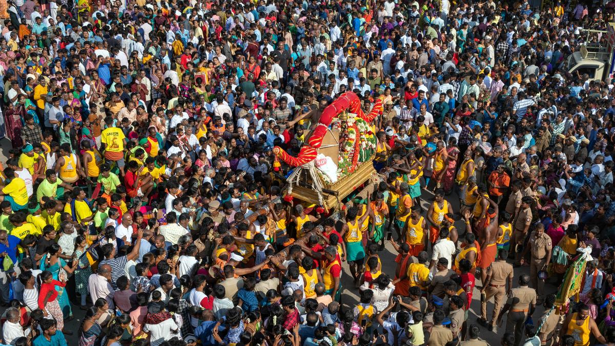 Devotees throng streets to catch a glimpse of Lord Kallazhagar