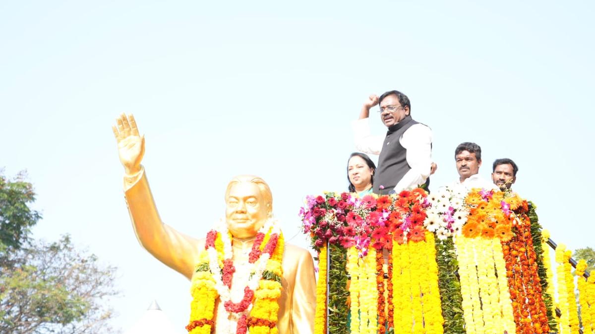 Minister Vivek pays tributes to Venkatswamy on 11th death anniversary