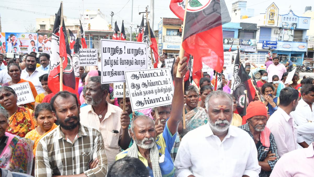 DMK councillor stages protest demanding street lights, Coimbatore News