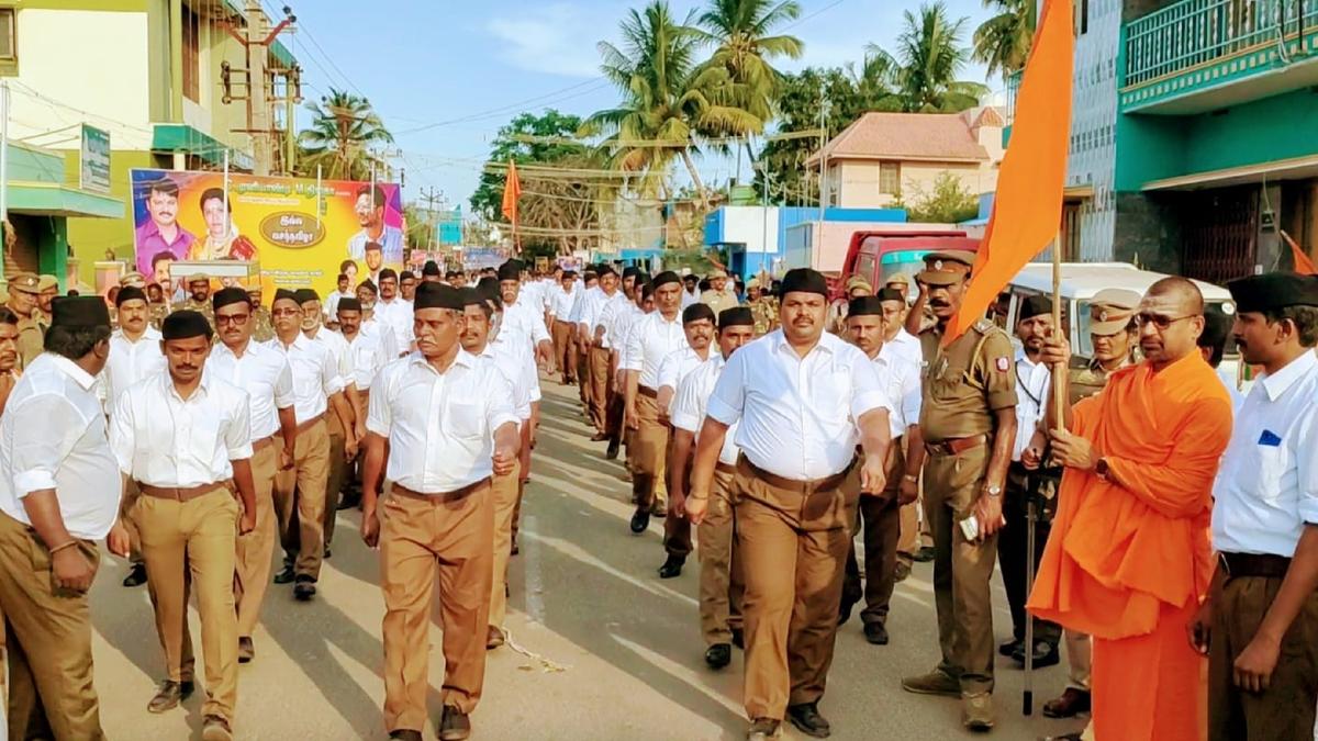 RSS cadre take out route march in Palani - The Hindu