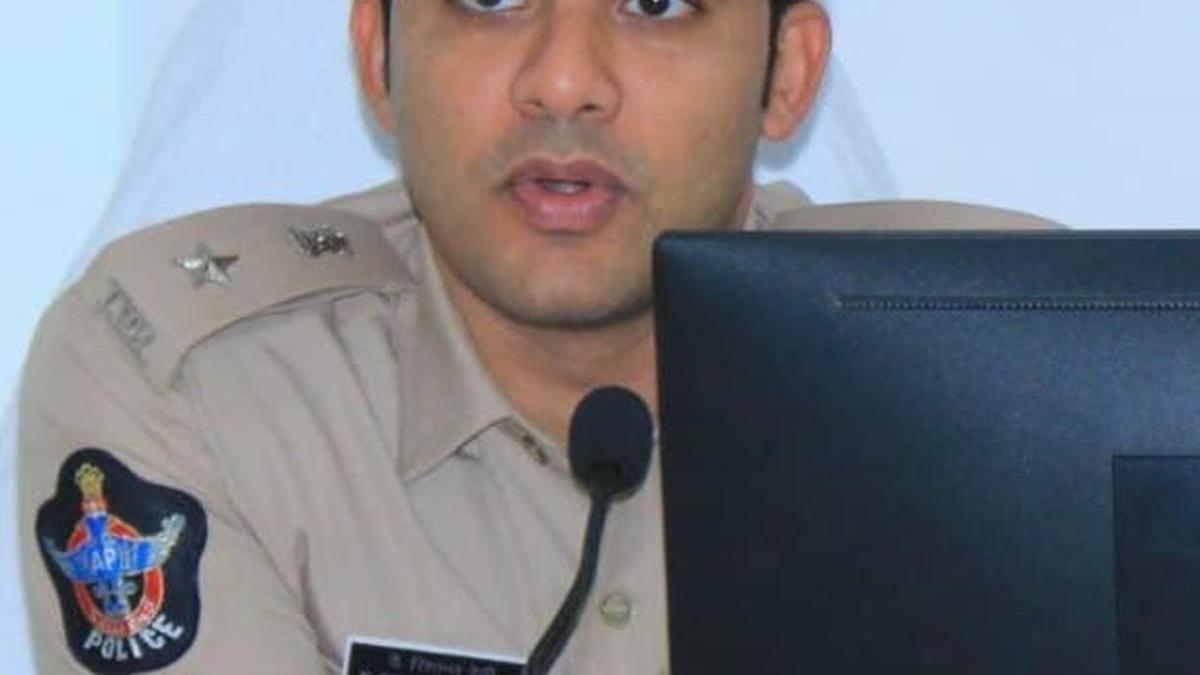 SP urges police to conduct ‘Palle Nidra’ in villages, warns public of cyber crimes