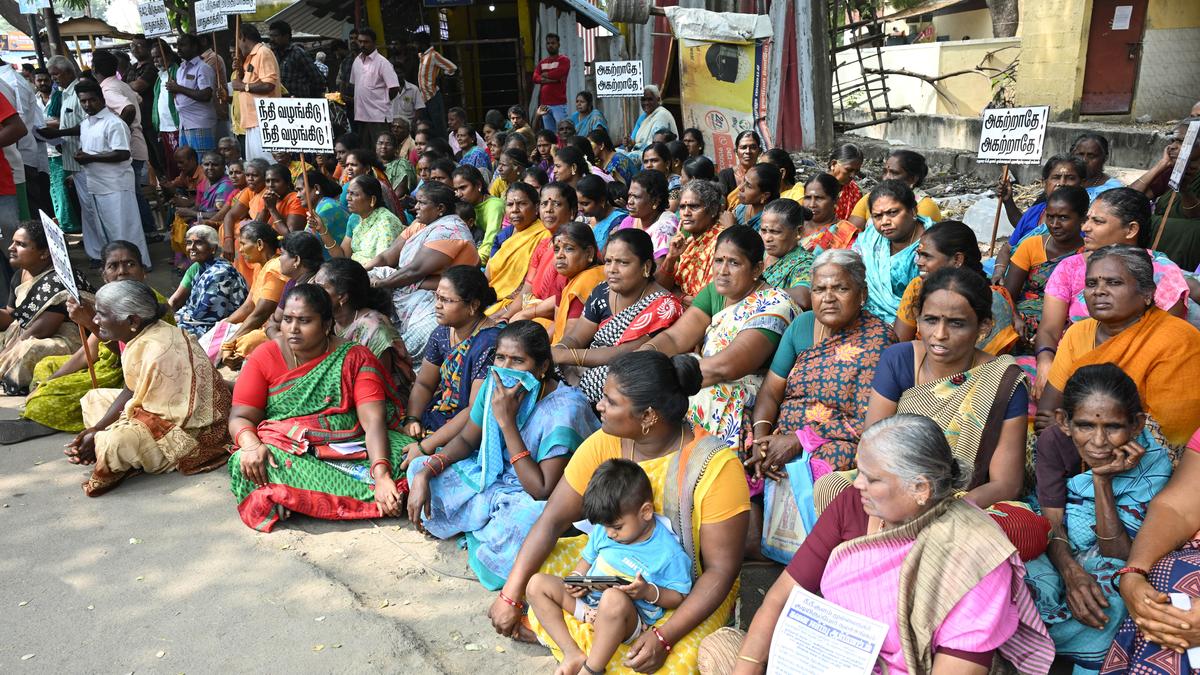 Mullai Nagar residents stage protest against eviction